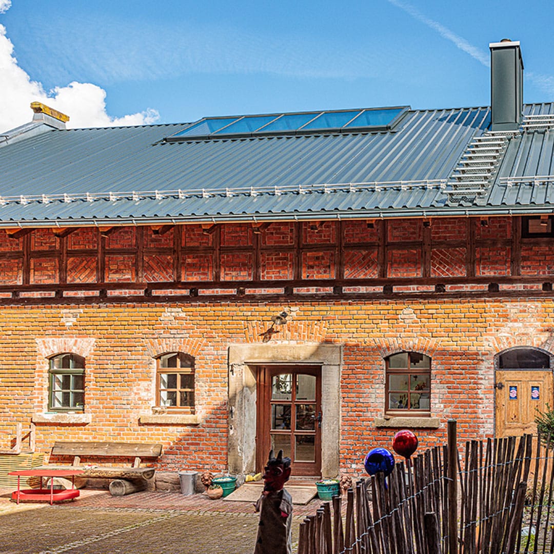 Vierseithof in Roßfeld mit Firstverglasung. Vierseithof in Roßfeld mit Firstverglasung.
