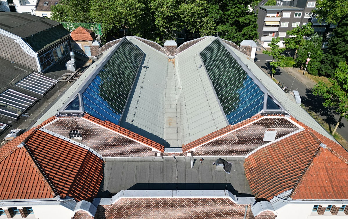 Zwei der fünf sanierten Satteldach Verglasungen auf dem Dach der Flottmann Hallen in Herne