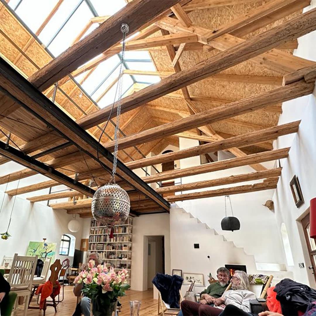 Wohnraum im Birnenhof Nicht nur ein einzigartiges Wohnhaus, sondern zugleich eine Begegnungsstätte für Kulturinteressierte.