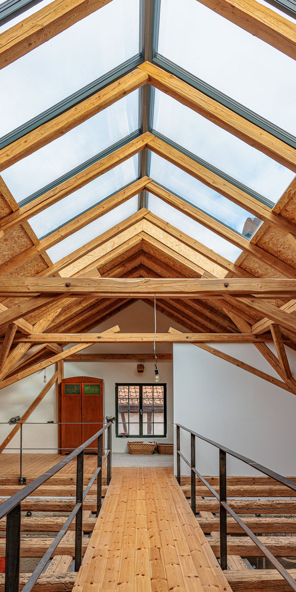 Offenes Dachgeschoss mit Holzsteg als Verbindung beider Schlafräume. Offenes Dachgeschoss mit Holzsteg als Verbindung beider Schlafräume.