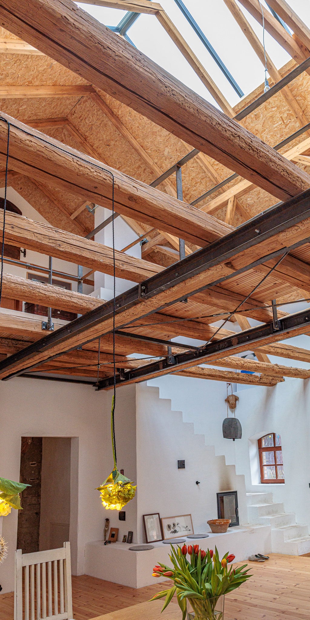Offenes Dachgeschoss mit Holzsteg von unten Offenes Dachgeschoss mit Holzsteg von unten