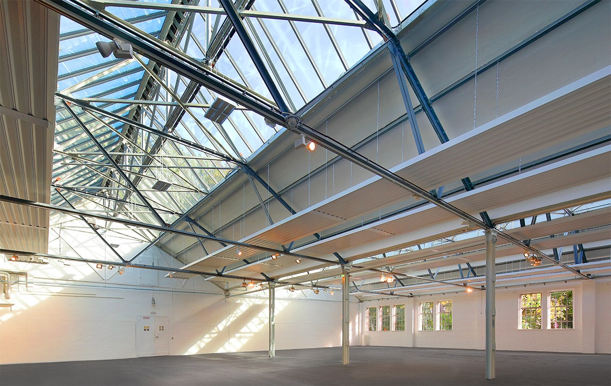 Industriehalle mit großem Satteldach-Lichtband