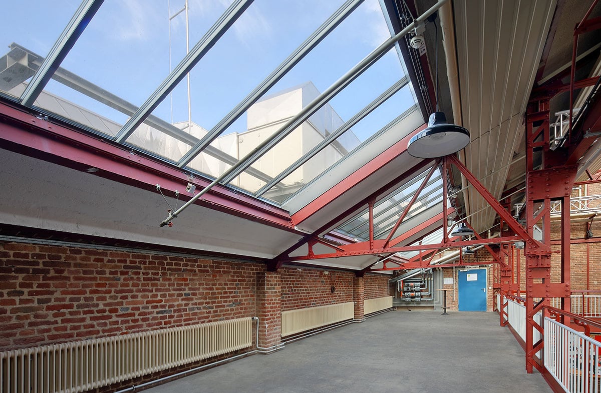 Lichtbandfenster der Flottmann Hallen von innen.