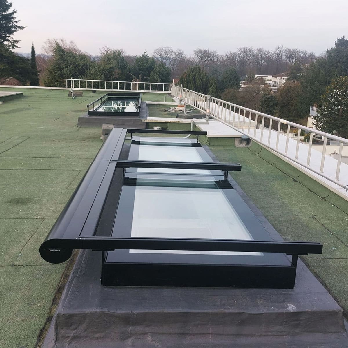 GLASOLUX SkyVision LINEAR und FIXED Flachdachfenster mit Außenbeschattung in Aschaffenburg.