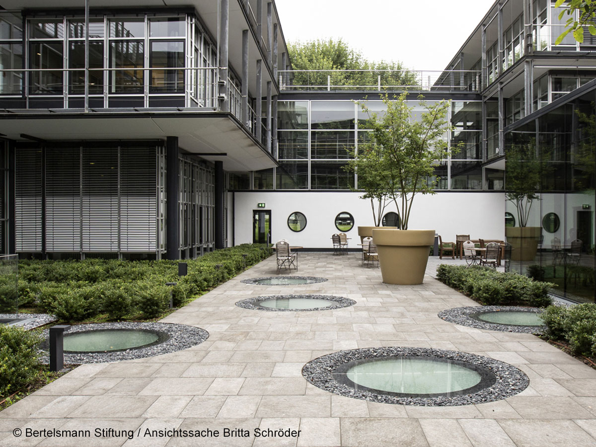 Außenanlage Work Café der Bertelsmann Stiftung mit sechs runden, begehbaren Oberlichtern. © Bertelsmann Stiftung / Ansichtssache Britta Schröder