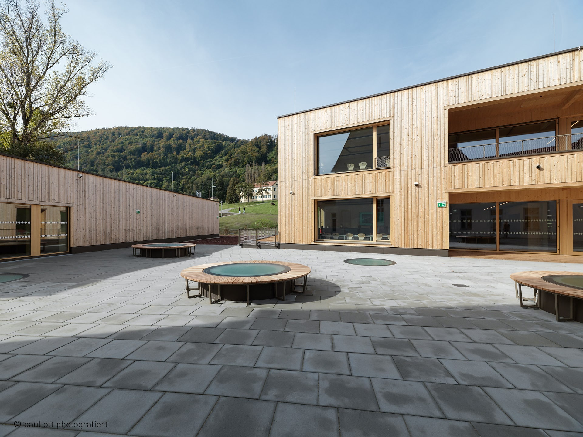 Innenhof der LFS-Grottenhof in Graz, mit begehbaren Oberlichtern als Sitzgelegenheit und ebenerdig montiert.